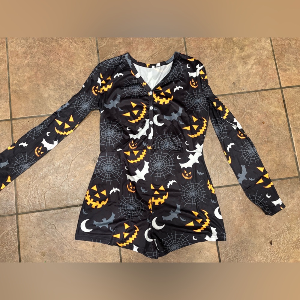 Halloween Themed jumpsuit - Picture 3 of 4